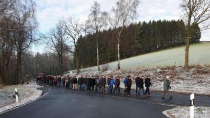 Bild: adj
Betend machen sich die Parksteiner auf den Weg nach Kirchendemenreuth.