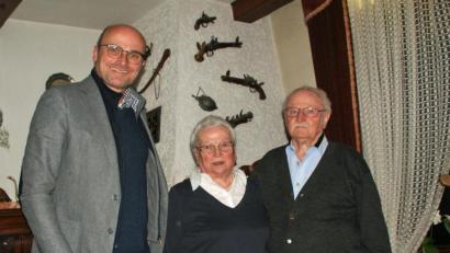 Bild: agr
Bürgermeister Max Beer gratulierte Thea und Gerhard Riederer zu ihrem Ehejubiläum.