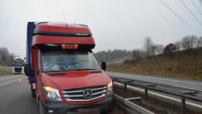 Bild: dob
Kleine Ursache, große Wirkung. Ein tschechischer Kleintransporter landet am Mittwochmittag wegen eines Motorschadens an der Mittelleitplanke.Der Fahrer blieb unverletzt. Die A 6 ist kurzfristig komplett gesperrt.
