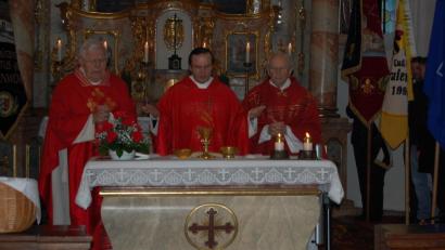 Bild: az
In Konzelebration mit den Ruhestandsgeistlichen Hans Bayer und Karl Wohlgut feiert Pfarrer Bernhard Müller (Mitte) zusammen mit vielen Grafenwöhrern einen Festgottesdienst. Anlass ist der Sebastianstag.