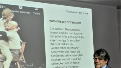Bild: exb
Friedrich Wölfl erinnerte u. a. auch an ein Theaterstück von Werner Fritsch, der in der Hendlmühle nahe Wondreb aufwuchs. Er setzte den Wondreber Totentanz in andere Zusammenhänge und gestalte ein Stimmkonzert von Ermordeten und Mördern auf dem Hintergrund des Konzentrationslagers Flossenbürg.