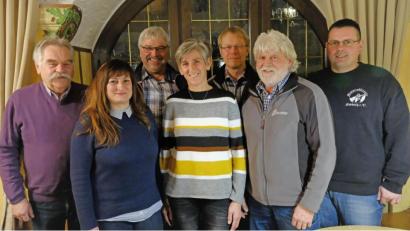 Bild: twi
Die alte und neue Vorstandschaft der Motorradfreunde: Günther Kleidl, Rita Holzgartner, Hans Schatz, Petra Zimmet, Rudi Lehner, Albert Meier und Reinhard Friedrich jun. (von links)