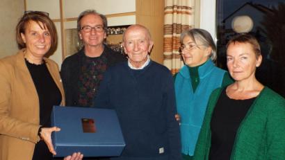 Bild: e
95 Jahre vollendet Alfons Lux aus Kümmersbruck (von links): Zweite Bürgermeisterin Birgit Singer-Grimm, Sohn Ulrich, der Jubilar und die Töchter Mechthild und Monika.