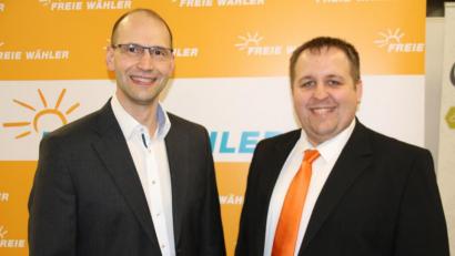 Bild: Gerhard Dobmeier/exb
Landratskandidat Ely Eibisch und Bürgermeisteranwärter Dominik Kugler (von links) begrüßen die Ausweitung des Baxi-Netzes. Einer eigenen Linie nach Weiden stehen sie aber skeptisch gegenüber.
