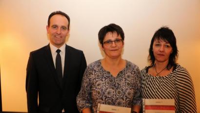 Bild: gru
Anerkennung zollt (von links) Bürgermeister Hans-Jürgen Strehl den vielfachen Blutspenderinnen Karin Bär und Monika Windisch.