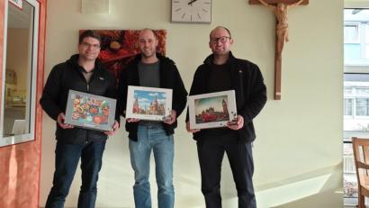 Bild: adj
Rainer Zintl (von links, HPZ) konnte aus den Händen von Jens Simon und Christoph Kastner 30 Puzzles entgegennehmen.