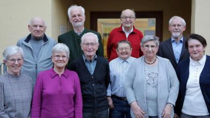 Bild: Wolfgang Steinbacher
Kein Mitglied der Sektion des Bayerischen Wald-Vereins hat im vergangenen mehr Kilometer zurückgelegt als Christl Gaigl (links), die 912 Kilometer schaffte. Auf dem Bild weiter von links: Rudolf Christl, Hedwig Lippert, Vorstandsmitglied Wolfgang Dandorfer, Hans Meier, Alexander Wilhelm (vorne), Manfred Müller (hinten), Resi Stanek, Vorsitzender Rudolf Maier und Margarete Kohl.