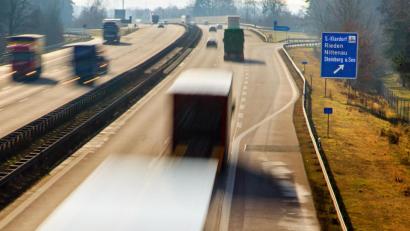 Bild: Hösamer
Auf der Strecke zwischen den Anschlussstellen Schwandorf Nord und Ponholz der A 93 ist die stellenweise Erneuerung der Fahrbahndecke geplant. Die Maßnahmen beziehen sich auf die Fahrtrichtung Regensburg (rechts).