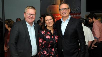Bild: Stephan Huber
Oberbürgermeister Michael Cerny (links) verabschiedete Kulturreferent Wolfgang Dersch und dessen Frau Anna-Maria offiziell aus Amberg.