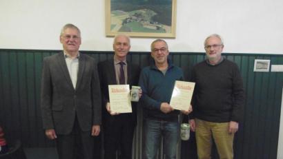 Bild: obe
Ehrungen standen nach zehn Jahren Bestehen des Kapellenbauvereins Schwarzenreuth an (von links): Vorsitzender Hans Enders, Bürgermeister Peter König, Bauleiter Josef König sowie Ortssprecher und Zweiter Vorsitzender Thomas Küffner.