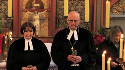 Bild: ubb
Nach ihrer Ordination wurde der neuen Pfarrerin Katharina Bach-Fischer die Leitung des Gottesdienstes anvertraut. Bischof Klaus Stiegler unterstützte sie bei ihren Aufgaben.