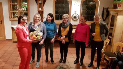 Bild: exb
Notarin Sonja Karl Pelikan (von links mit Katja Bloßfeldt, Cordula Heinzl, Gudrun Sirtl, Hildegard Spreitzer und Sabine Schiml), nahm einen Obstkorb als gemeinsames Präsent der veranstaltenden Organisationen in Empfang.