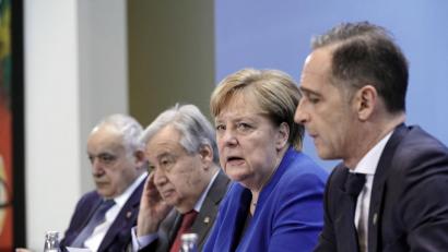 Bild: Michael Kappeler/dpa
Als Gastgeberin der Libyen-Konferenz im Zentrum der globalen Aufmerksamkeit und dennoch ohne entscheidenden Einfluss: Bundeskanzlerin Angela Merkel (CDU) spricht neben Außenminister Heiko Maas (rechts, SPD), Ghassan Salame (links), UN-Sonderbeauftragter für Libyen, und Antonio Guterres (Zweiter von links), Generalsekretär der Vereinten Nationen, nach der Libyen-Konferenz auf einer Pressekonferenz.