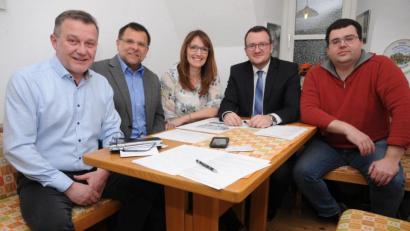 Bild: Joachim Gebhardt
Sie vertreten auch als Kandidaten die Ziele der CSU: Stefan Morgenschweis, Günter Koller, Nicole Selendt, Patrick Fröhlich, Stefan Frank (von links).