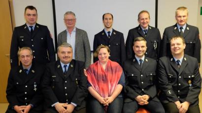 Bild: do
Für 25-jährige Mitgliedschaft im Feuerwehrverein Vorbach werden Manfred Hörl, Michael Zaus, Annika Zimmermann-Münch, Sebastian Pittner und Andreas Zaus (sitzend, von links) geehrt. Es gratulieren stellvertretender Vorsitzender Matthias Schickentanz, Bürgermeister Werner Roder, Vorsitzender Marius Meier, Kommandant Hans Groher und Kreisbrandmeister Rainer Kopp (stehend, von links).