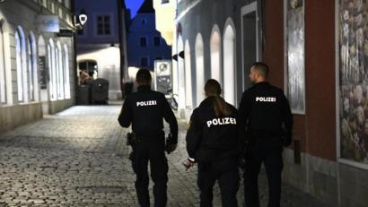 Bild: Petra Hartl
Die Polizei war am Montag in Alarmbereitschaft versetzt. Nun versucht sie, den anonymen Anrufer zu ermitteln.