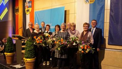 Bild: wec
Ehrenamtlich tätige Bürger werden beim Neujahrsempfang der Gemeinde Ebermannsdorf mit Blumen und Krügen ausgezeichnet (von links): Zweiter Bürgermeister Michael Götz, Brigitte Rösch, Dritter Bürgermeister Erich Meidinger, Rosmarie Götz, Uschi Schönberger, Christine Schormüller, Dieter Walter, Maria Fischer, Marianne Boßle und BürgermeisterJosef Gilch.