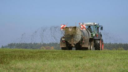 Archivbild: Hartl
Wie viel Gülle darf sein? Vor allem in den sogenannten „roten“ Gebieten, wo in der Vergangenheit hohe Nitrat-Werte gemessen wurden, befürchten die Landwirte massive bis existenzbedrohende Einschränkungen.