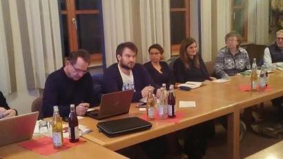 Bild: ld
Das Kernteam der Planung der Sommerlounge 2020 traf sich im Sitzungssaal des Rathauses. Anwesend waren unter anderem (von links) die Vorsitzende des Fördervereins Fichtelgebirge, Sybille Kießling, Teamleiter vor Ort, Wolfgang Doleschal und der Vorsitzende der Wirtschaftsjunioren Fichtelgebirge, Christopher Kropf