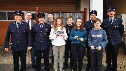 Bild: exb
Die Feuerwehr Rottendorf ist stolz auf ihre Jugendfeuerwehr und übergab die Abzeichen der Leistungsprüfungen. Vorne von links: Vorsitzender Reinhard Schneeberger, stellvertretender Jugendwart Daniel Lindner, Lena Scheuerer, Amelie Prey, Sebastian Raab. Hinten von links: Bürgermeister Martin Prey, Kilian Gleißner, Lukas Raab, Jugendwart Markus Böhm, Kommandant Michael Rückl.