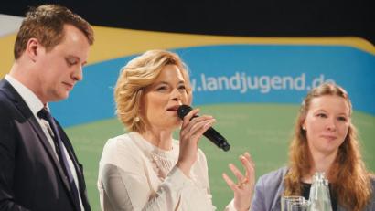 Bild: Annette Riedl/dpa
Agrarministerin Julia Klöckner (CDU) wirbt mit neuer "Dorfkinder"-Kampagne für den ländlichen Raum