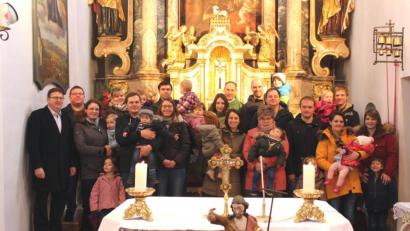 Bild: exb
Pfarrer Gerhard Wagner (Bildmitte) und Pfarrgemeinderatsvorsitzender Werner Schönberger (links) begrüßten in der Pfarrkirche die Täuflinge der Jahre 2018 und 2019 der Pfarrei Rottendorf mit ihren Eltern und Geschwistern.