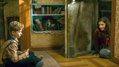 Bild: Twentieth Century Fox/dpa
Roman Griffin Davis (l) als Jojo und Thomasin McKenzie als Elsa in einer Szene des Films "Jojo Rabbit".