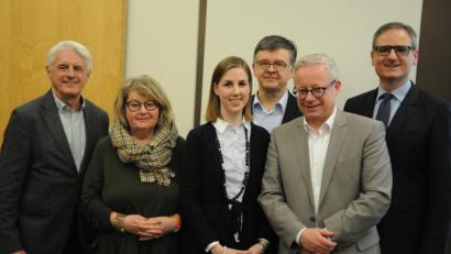 Bild: Andreas Brückmann
Der neue und alte Vorstand des Fördervereins Michael Mathias Prechtl sind nicht identisch (von links): Ronald Schneider, Judith von Rauchbauer, Julia Riß, Toni Donhauser, Vorsitzender Fabian Kern und Wolfgang Dersch.
