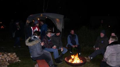 Bild: gis
Ein Fest war der Tiny-House-Winterzauber, das auch ohne Schnee märchenhaft schön war mit Hunderten von Lichtern, gemütlichem Plaudern an der Feuerschale, in der Hand einen Becher Punsch oder Glühwein.