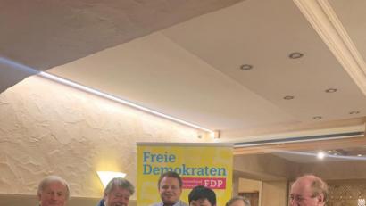 Bild: exb/Janette Stopkova
Sieben FDP-Kandidaten wollen bei der Kommunalwahl einen Sitz im Schwandorfer Stadtrat. Unser Bild zeigt (von links) Michael Post, Wolf-Dieter Grahn, Martina Strauch, Thomas Dischinger und Loi Vo von der FDP Regensburg, Wolfgang Kleinert sowie Werner Zoettl.