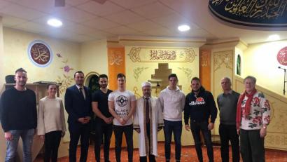 Bild: exb
Die angehenden Polizeibeamten besuchten die Moschee in Schwandorf.