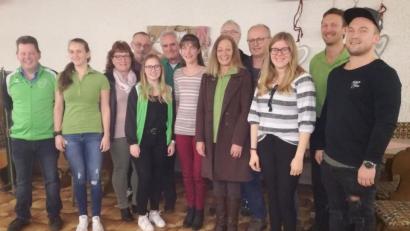 Bild: soj
Der neue Vorstand (von links): Udo Kneidl, Karola Hausmann, Petra Serfling, Lothar Schreyer, Sophia Kneidl, Manfred Kratzer, Daniela Vetter, Thomas Lindner, Andrea Pfreundtner, Helmut Pöllath, Larissa Wegmann sowie Horst und Stefan Serfling.