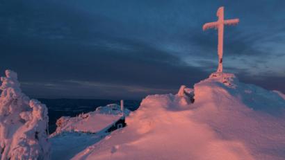 Bild: exb/Josef Schell
Das Gipfelkreuz am 1660 Meter hohen Arber im Licht der Morgenröte. Himmel und Erde bilden ein magisches Stück Bayerischer Wald. Die Wintersonne malt ein Gemälde, ein Werk mit Schatten und Schnee.
