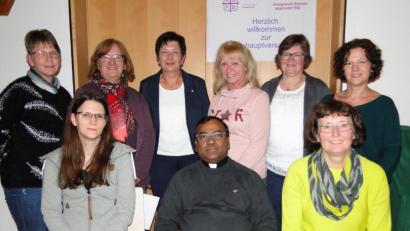 Bild: ct
Vertraute und neue Gesichter werden in die Führungsriege des Katholischen Frauenbunds Schlicht gewählt (stehend, von links): Johanna Schertl, Bezirksvorsitzende Margarete Hirsch, Vorsitzende Maria Hefner, Angela Kredler, Christine Ratzke und Tina Graßler; sitzend (von links): Sandra Reber, Pfarrvikar Hruday Madanu und Christian Münster.