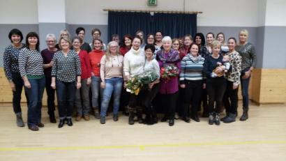 Bild: bk
Die Abteilungsleiterinnen Maria Englert und Anita Bauer (Zweite und Vierte von links) danken Elfriede Braun, Liane Adam und Gerda Turban (vorne Mitte von rechts) mit einem Blumenstrauß.
