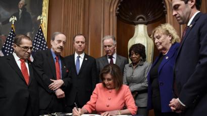 Bild: Susan Walsh/dpa
Die Vorsitzende des Repräsentantenhauses, Nancy Pelosi (Mitte), unterzeichnet im Kreise der sieben Anklagevertreter der Demokraten die Impeachment-Resolution. Mit ihrer Unterschrift wird die Anklage im Amtsenthebungsverfahren gegen US-Präsident Trump an den Senat übermittelt.