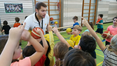 Bild: exb
DJK-Coach und BBV-Jugendkoordinator Stefan Merkl muss viele Fragen beantworten. Der Aktionstag an der Grundschule macht den rund 115 Schülern sichtlich Spaß.