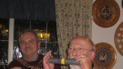 Bild: exb
Vitus Kaa auf der Quetschn und Hans Kiener am Abflussrohr interpretieren die Dudelsack-Version von „Amazing Graze“.