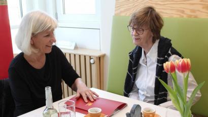 Bild: Evi Wagner
Auch Mittagspause wird für das ehrenamtliche Engagement genutzt: Maria Dotzler und Margit Adamski vom Verein „zweitesLeben“ bei der Besprechung.