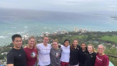 Bild: exb
Mira Stegmann (Zweite von rechts) und das gesamte Team mit Spielerinnen und Betreuern der Florida State University aus Tallahassee auf dem Diamond Head – im Hintergrund Honolulu und der Pazifik.
