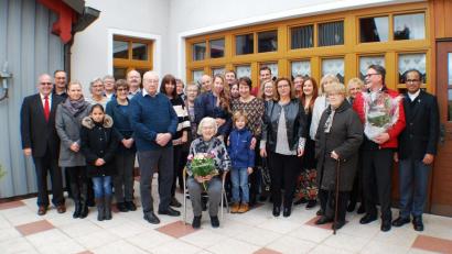 Bild: enz
Zum 85. Geburtstag gratulierten Rita Pix (sitzend) die Familie (Ehemann Lorenz links daneben), die Töchter Marita, Alexandra und Elke (dahinter) sowie Bürgermeister Klaus Meyer (links), Pfarrer George Parankimalil (rechts), Pfarrgemeinderatssprecher Wolfgang Plonner (Fünfter von Links), die Seniorenbeauftragte Beate Ott (Sechste von Links) sowie die Vertreterinnen des Katholischen Frauenbundes.