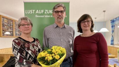 Bild: eig
Grünen-Kreisrätin Sonja Reichold (links) gratuliert ihrem Kollegen Johann Mayer zur Nominierung als Landratskandidat; mit im Bild die Speinsharter Gemeinderätin Barbara Müller, die zusammen mit Mayer wieder für den Gemeinderat kandidiert.