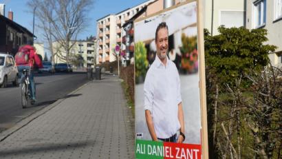 Bild: Gabi Schönberger
Ali Daniel Zant, OB-Kandidat der Linken, ist auf dem Wahlplakat zu sehen, dass zumindest bis Dienstagmittag in der Fichtestraße stand. Knapp zwei Wochen vor der offiziellen Frist. "Ich weiß nicht, wer das Plakat aufgestellt hat", sagt er. Es könnten Fans oder auch ein Parteimitglied gewesen sein.