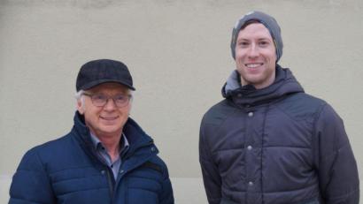 Bild: u
Zum 19. Mal stellten der Heimat- und Trachtenverein und der Gewerbeverband mit ihren Vorsitzenden Michael Meier (rechts) und Alfred Härtl (links) den Lebendigen Adventskalender auf die Beine.