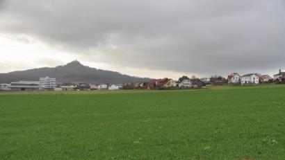 Bild: ak
Im landwirtschaftlichen Grundstück östlich des neuen Baugebietes „Lettenwiese – Erweiterung II“ wird der neue Kanal für die Ableitung von Flurwasser verlegt.