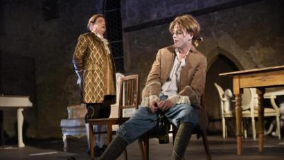 Archivbild: Tobias Schwarzmeier
„Amadeus“ mit Rupert Grünbauer (links) als Antonio Salieri und Julian Struck als Mozart war der Renner der letztjährigen Burgfestspiele.