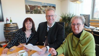 Bild: exb/Maria Schuierer
Oberbürgermeister Andreas Feller (Mitte), Elisabeth Beer-Klatt (rechts) und Sabine Brunner (links) stellen den neuen Flyer mit einer Vielzahl von Angeboten für Senioren vor.