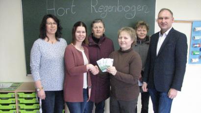 Bild: knh
Kunigunde Schleyer, Christine Härtl und Roswitha Schmidt (Fünfte bis Dritte von links) und übergeben den Gewinn der Weihnachtstombola an Susanne Zimmermann, Leiterin des Kinderhorts „Regenbogen“. Auch Kinderhausleiterin Doris Weigl (links) und Bürgermeister Richard Kammerer (rechts) freuen sich.