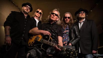 Bild: Michael Dandorfer/ exb
Dirty Harry ist zurück. Harry Zawrel (Mitte) hat seine besten Freunde um sich geschart und lädt am Freitag, 31. Januar, zum Konzert ins Musikomm.