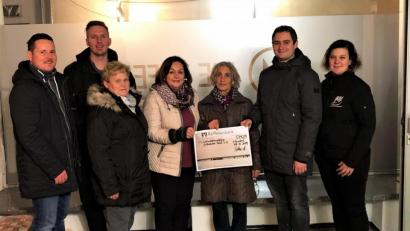 Bild: ckl
Den Erlös aus dem Marktstand überreichten Vertreter der Jungen Union um Vorsitzenden Matthias Fütterer (Zweiter von rechts) an die Damen der Mitterteicher Tafel Christine Arnold, Nicole Fürst und Anni Riedl (Dritte, Vierte und Fünfte von rechts).